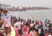 भारत और नेपाल के श्रद्धालुओं ने बड़ी संख्या में एक साथ मिलकर लोक आस्था का महापर्व छठ पूजा मनाया