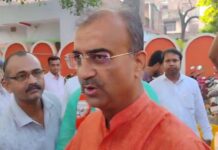 स्वास्थ्य मंत्री मंगल पांडे ने महादेवा शिव मंदिर में की पूजा-अर्चना, लोगों से एकता बनाए रखने का किया आह्वान