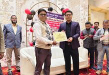 विधानसभा चुनाव में उत्कृष्ट कार्य के लिए सम्मानित किए गए प्रखंड नाजिर।