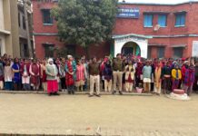 बेतिया पुलिस की निर्भया ब्रिगेड ने छात्राओं को दी सुरक्षा की जानकारी