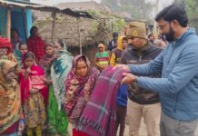 बगहा अनुमंडल में एसडीएम और पदाधिकारी द्वारा नगर गांव में कंबल वितरण किया गया