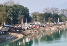 श्रद्धालुओं के जनसैलाब से त्रिवेणी संगम के सहायक मार्गों पर घंटों जाम