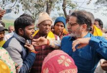 ग्रामीणों के बीच पहुँचे प्रशांत किशोर, प्रदूषण, सड़क हादसे और पुलिस कार्रवाई पर उठे तीखे सवाल।