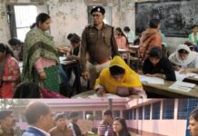 बगहा अनुमंडल में कड़ी सुरक्षा के बीच मैट्रिक की परीक्षा शुरू हुई