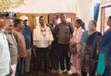 स्वास्थ्य कर्मी के सेवानिवृत होने पर अस्पताल परिसर में विदाई सह सम्मान समारोह का हुआ आयोजन