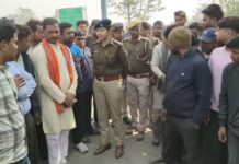 मोतीपुर पुल के पास दर्दनाक हादसा: निमंत्रण देकर लौट रहे युवक की मौत, सड़क जाम
