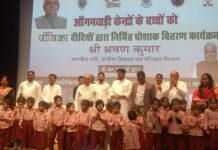 आंगनबाड़ी केंद्रों में पढ़ने वाले बच्चों के लिए जीविका दीदियों द्वारा सिले गए कपड़ों का ग्रामीण मंत्री ने किया वितरण