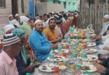 अंसारी टोला में युवाओं ने कराया सामूहिक इफ्तार, आपसी सौहार्द का दिया संदेश