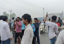 बगहा नगर के लोगों ने सिलेंडर नहीं मिलने पर एनएच को किया जाम