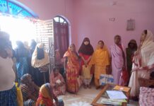 आँगनबाड़ी केन्द्रो पर सेविकाओं ने टी एच आर राशन का किया वितरण