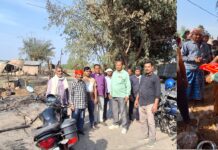 बगहा में आंधी के बाद आगलगी से कई घर राख, विधायक ने बांटी राहत सामग्री