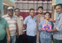 रिजल्ट निकलते ही छात्रों में खुशी की लहर, मिठाई खिलाकर मनाई गई खुशी