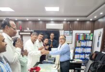 बगहा रेल गुमटी 50C को बंद नहीं करने की मांग तेज, व्यवसायियों का प्रतिनिधिमंडल DRM से मिला