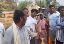 आंधी में लगी आग से कई घर राख, निलयम फाउंडेशन ट्रस्ट ने बांटी राहत सामग्री