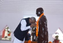 भितिहरवा गांधी आश्रम पहुंचे उपराष्ट्रपति, बापू को दी श्रद्धांजलि