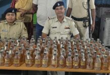 101 पीस नेपाली कस्तूरी के साथ एक महिला शराब कारोबारी व एक पुरुष कारोबारी गिरफ्तार।