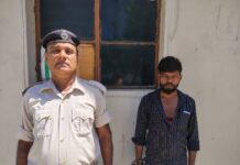 संध्या गश्ती के दौरान शराब पीते एक व्यक्ति गिरफ्तार