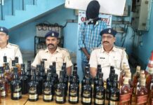 बगहा में अवैध शराब के खिलाफ बड़ी कार्रवाई, 210 लीटर शराब बरामद, तीन गिरफ्तार