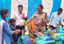 दरदरी विद्यालय में पुलिस अधीक्षक निर्मला द्वारा छात्र-छात्राओं के साथ संवाद कार्यक्रम किया गया।