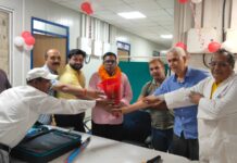 बगहा अनुमंडल अस्पताल कर्मी नारायण राम की सेवानिवृत्ति पर दी गईं विदाई