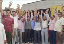 बेतिया चेक पोस्ट पर अतिक्रमण विवाद को लेकर दुकानदारों की बैठक, प्रशासनिक कार्रवाई से भय का माहौल