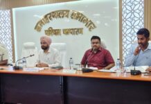 किसानों को निर्धारित मात्रा एवं मूल्य पर उर्वरक सहज रूप से कराएं उपलब्ध: डीएम