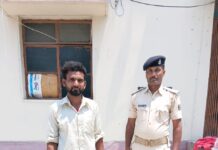 गुप्त सूचना पर छापेमारी, भारी मात्रा में देशी शराब बरामद, एक गिरफ्तार