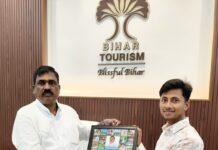 पर्यटन मंत्री को वाल्मीकिनगर आने का न्योता, युवा कार्यकर्ता नितेश ने सौंपा पर्यटन स्थलों का एल्बम