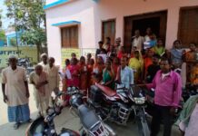 लौरिया में यूरिया खाद संकट पर फूटा किसानों का गुस्सा, किसान भवन पर जोरदार प्रदर्शन