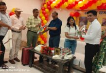 बगहा पुलिस जिला के तीन डीएसपी को दी गई विदाई समारोह, अंग वस्त्र, फूल देकर किया गया सम्मानित