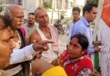 बैंक के पासबुक की फोटो कॉपी देने गए छात्र के भाई की प्रधानाध्यापक ने कर दी जम कर धुनाई।