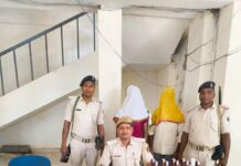 वाल्मीकिनगर में शराब के खिलाफ छापेमारी, 13.5 लीटर अंग्रेजी शराब बरामद, दो गिरफ्तार