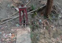 दोन नहर से निकलने वाली पोइन का मुहाना सफाई के दौरान निकाली गई मिट्टी से पूरी तरह जाम