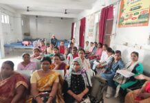 स्वास्थ्य कर्मियों की सप्ताहिक बैठक की गई