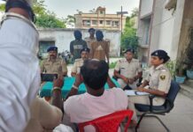 लौरिया में छापेमारी: दो देसी कट्टा व ड्रैगन चाकू के साथ दो गिरफ्तार