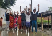 जर्जर बदहाल सड़क और जल जमाव को लेकर ग्रामीणों ने किया आक्रोश प्रदर्शन।