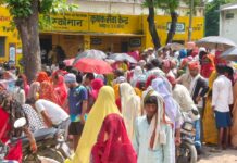 बगहा में यूरिया की किल्लत, किसानों ने किया सड़क जाम
