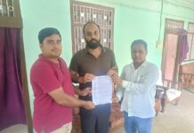 प्राइवेट स्कूल एंड चिल्ड्रन वेलफेयर एसोसिएशन के जिला सचिव चनपटिया विधायक से मिले।