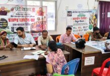 बगहा दो में प्रखंड सहयोग सह जन कल्याण शिविर में लोगों ने जमा किया आवेदन