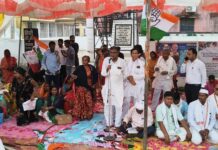 बगहा में कांग्रेस का एकदिवसीय धरना, केंद्र व राज्य सरकार पर साधा निशाना