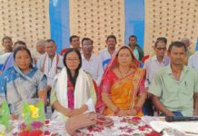 निर्धनता की बेड़ियों को तोड़ सफलता का परचम लहराने वाली निरकला कुमारी को मुखिया ने किया सम्मानित