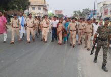मुहर्रम को लेकर बगहा पुलिस का फ्लैग मार्च, शांति व्यवस्था बनाए रखने की अपील
