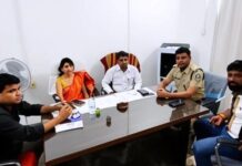 मझौलिया अंचलाधिकारी पद पर डोली कुमारी ने किया पदभार ग्रहण।