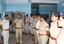 मझौलिया व मुफस्सिल थाना का एसपी ने किया औचक निरीक्षण, विधि-व्यवस्था पर दिए सख्त निर्देश