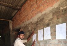 दहेज हत्या मामले में फरार अभियुक्तों के घर इश्तेहार चस्पा