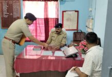 गंडक पार सुदूरवर्ती क्षेत्रों में एसपी राजेश कुमार का औचक निरीक्षण, लंबित कांडों के शीघ्र निष्पादन के दिए निर्देश