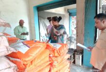 नौरंगिया में खाद-बीज दुकानों की जांच, अनुपस्थित दुकानदारों पर कार्रवाई