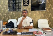 बिहार बंद के दौरान बीडीओ पर हमले के विरोध में काली पट्टी बांधकर किया प्रतीकात्मक विरोध ।
