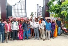 सफाई कर्मियों की हड़ताल के कारण सड़कों पर चलना दुभर हुआ ।