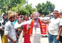 लौरिया नगर पंचायत में सफाई कर्मियों की हड़ताल तीसरे दिन भी जारी, मुख्यमंत्री का पुतला फूंका